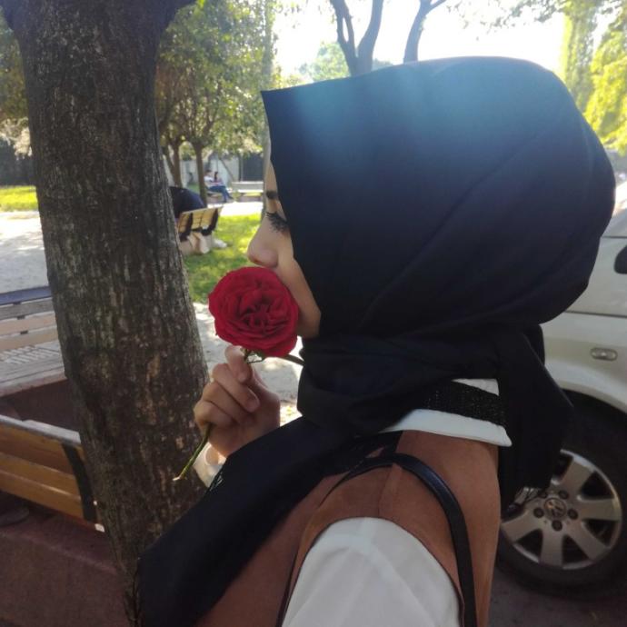 Seni mutlu eden küçük bir anı benimle paylaşır mısın?