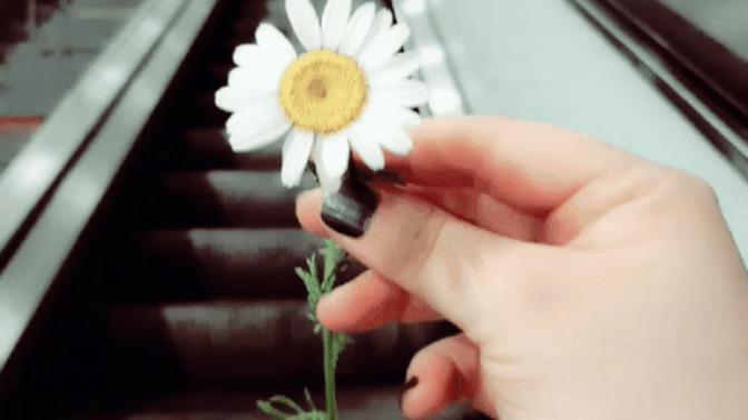 Seni mutlu eden küçük bir anı benimle paylaşır mısın?