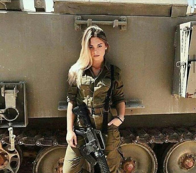 Beyler , bu kız İsrail askeriymis. Israil ile savaşa girsek bu kızı vurur musunuz?