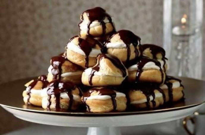 Çayın yanında ekler mi daha iyi gider yoksa profiterol mu?