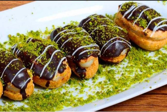 Çayın yanında ekler mi daha iyi gider yoksa profiterol mu?