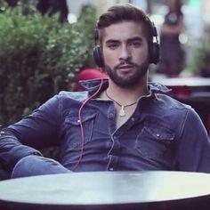 Erkeklerin vücut dilinde seksapalite yönünden,en belirleyici unsur oturuş şekli.Adam hangi fotoğraftaki oturuşuyla daha çekici?