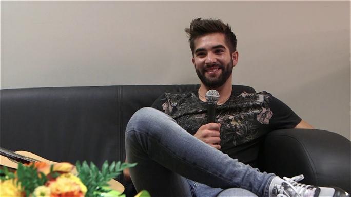 Erkeklerin vücut dilinde seksapalite yönünden,en belirleyici unsur oturuş şekli.Adam hangi fotoğraftaki oturuşuyla daha çekici?