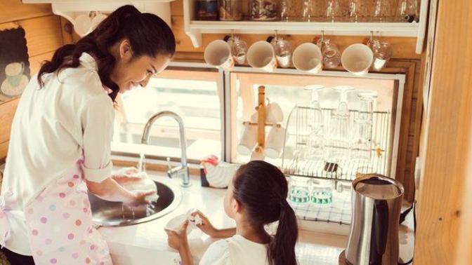 Bulaşıkları elde yıkamak mı daha sağlıklı yoksa makinede yıkamak mı?