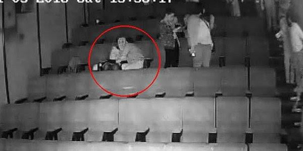 Denizli’de 46 yaşındaki Bayan Öğretmen,17 yaşındaki öğrencisiyle sinemada öpüşürken yakalandı, kocası kadını boşadı, bu ne böyle?