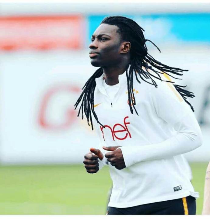 Kızlar, Bafetimbi Gomis çok yakışıklı değil mi?