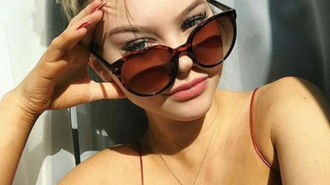 Bu sarı saçlı kızın yaşı kaçtır?