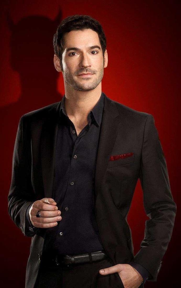 Kim daha tarz/yakışıklı? Tom mu, Johnny mi, Chris mi, Benedict mi, Antonio mu??