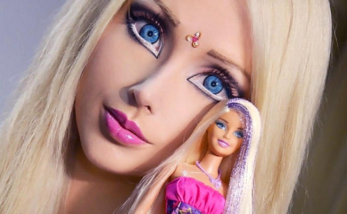 Uzun sarı saçlı kızlar size Barbie'yi anımsatıyor mu?