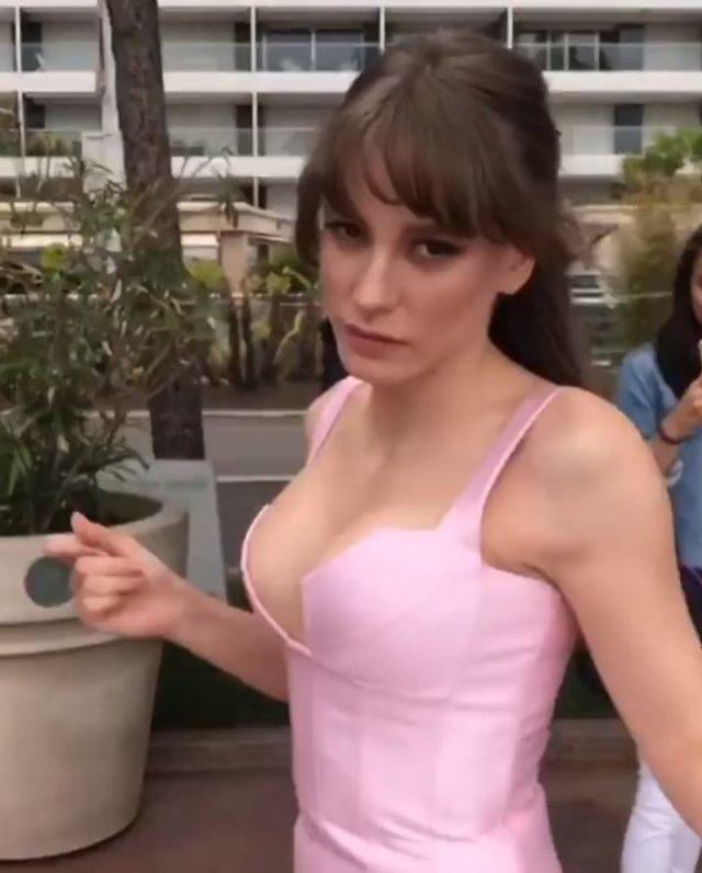 Serenay Sarıkaya nın Göğüs dekolteli pembe kıyafetini beğendiniz mi?