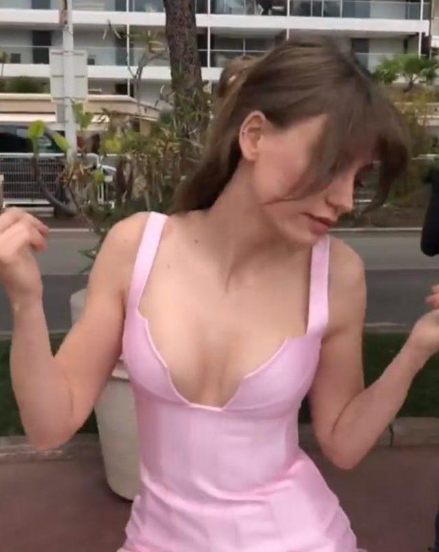 Serenay Sarıkaya nın Göğüs dekolteli pembe kıyafetini beğendiniz mi?
