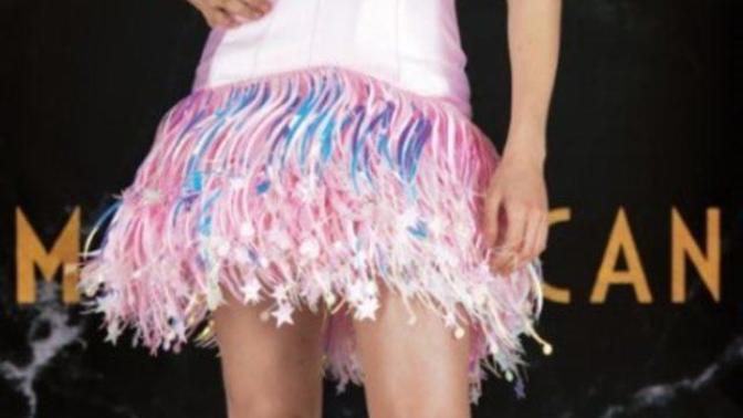 Serenay Sarıkaya nın Göğüs dekolteli pembe kıyafetini beğendiniz mi?