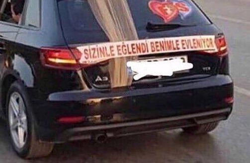 Eşiniz düğün arabasının arkasına böyle bir yazı yazdırsa tepki verir miydiniz?
