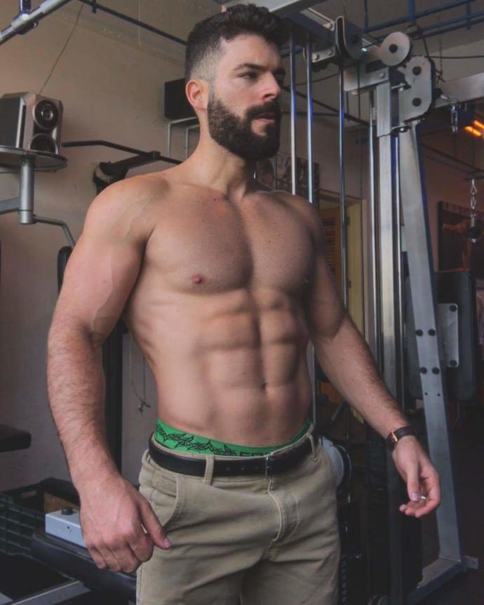 Bazı yakışıklı erkeklerin vücudu kötüyken,seksi vücutlu bazı erkeklerse tipsiz.Bunlardan hangisinin hem yüzü hem vücudu çekici?