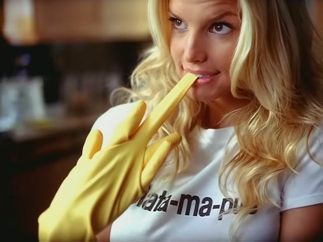 Jessica Simpson, dişlerini fırçalamaktan nefret ediyor! Dişlerini fırçalamak yerine tişörtüyle silen sevgilinize tepkiniz ne olur?