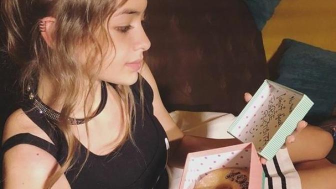 Romanyalı bu genç şarkıcı sizce nasıl?