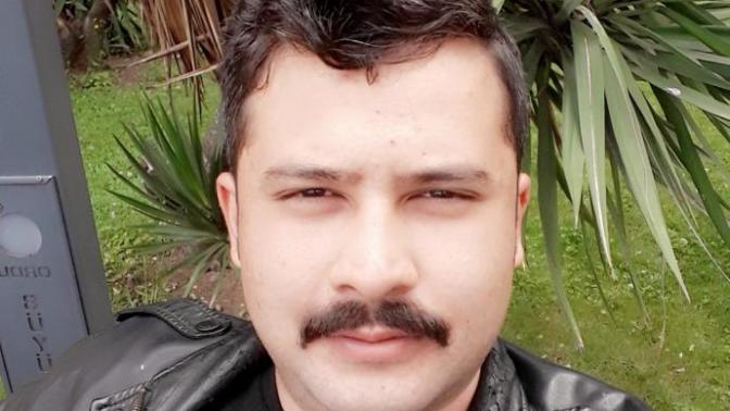 Sorum memur olan arkadaslara. bir memurun bu sekilde bıyık bırakması yasak mı? illa badem bıyık mı bırakmalıyım?