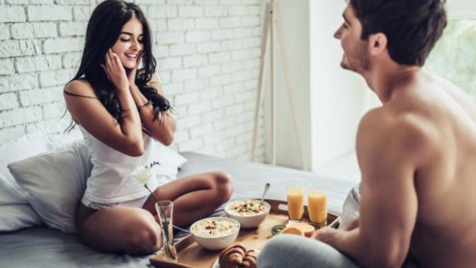 Kahvaltıyı yatağınıza getiren sevgili mi, 'yatakta yemek günah' diyen sevgili mi ideal eş adayıdır?