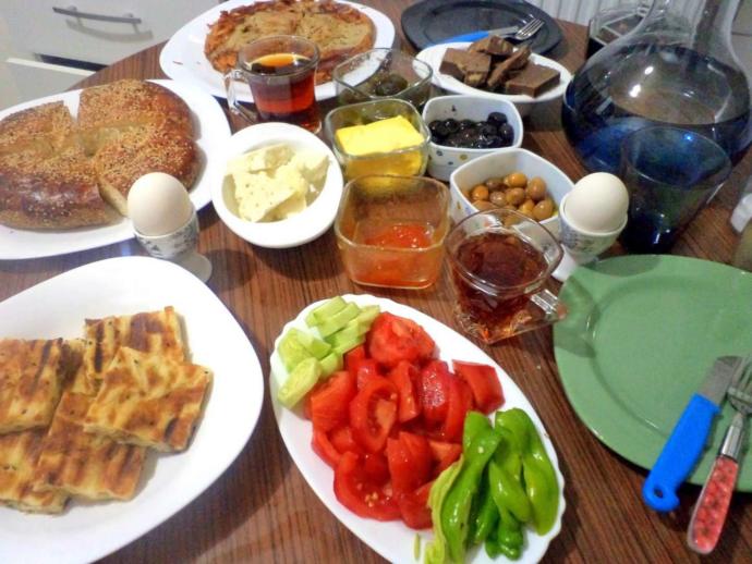 Sahura mı kalkarsınız, yoksa akşamdan mı yiyip yatarsınız?