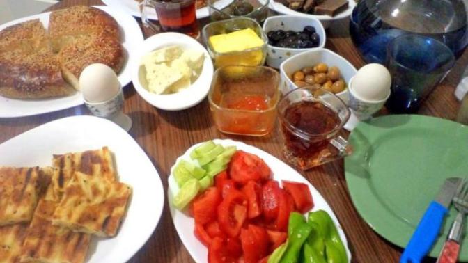 Sahura mı kalkarsınız, yoksa akşamdan mı yiyip yatarsınız?