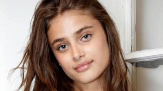 Model Taylor Hill sizce güzel mi?