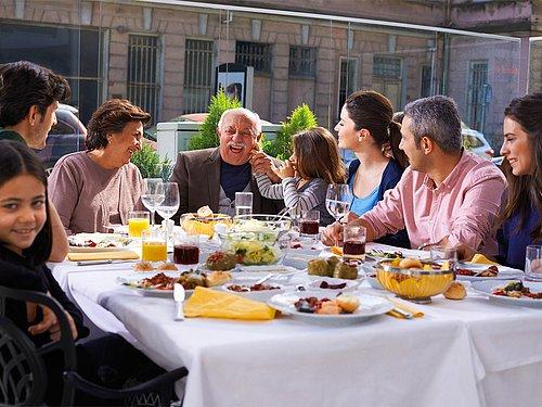 İftar vakti, hiç tanımadığınız birisi kapınızı çalıp sofranıza konuk olmak istese yemeğinizi paylaşır mısınız?