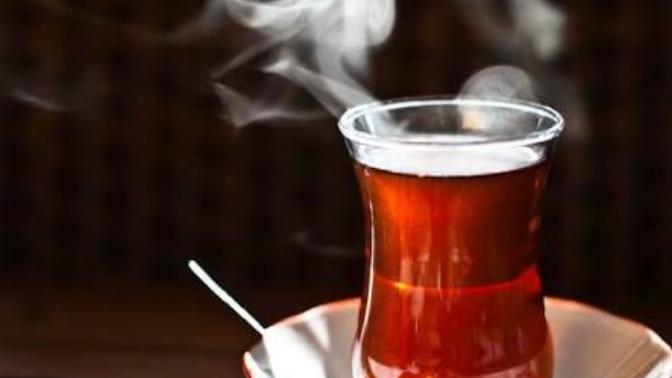 İki gündür baş ağrısı var. Bugün teşhisi çaysızlık olarak koydum. Sizde de çaysızlık başağrısı yapıyor mu?