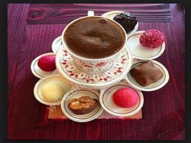 Şimdi şöyle bir mesele var 😜Bol köpüklü Türk kahvesi yapan kız mı, kalem gibi sarma yapan kız mı hangisi makbul?😄?