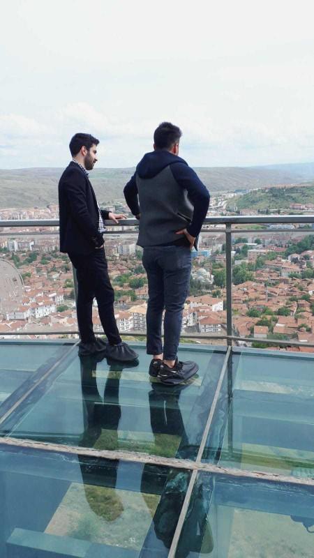 Yüzünün yarısı sakal, diğer yarısı güneş gözlüğü olan erkeğin, çirkin olma ihtimali var mıdır?