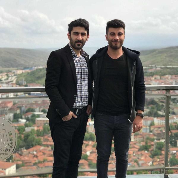 Yüzünün yarısı sakal, diğer yarısı güneş gözlüğü olan erkeğin, çirkin olma ihtimali var mıdır?