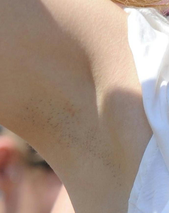Kızlar, emma watson'un koltuk altı kötü mü görünüyor?