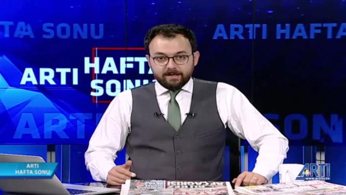 Sunucu Utku Zırığ ses tonu, bakışları ve beden dili yönünden çok çekici, yakışıklı değil ama dikkat çeken cazibesi var. Sizce?