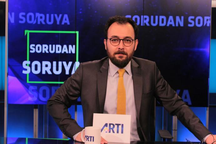 Sunucu Utku Zırığ ses tonu, bakışları ve beden dili yönünden çok çekici, yakışıklı değil ama dikkat çeken cazibesi var. Sizce?