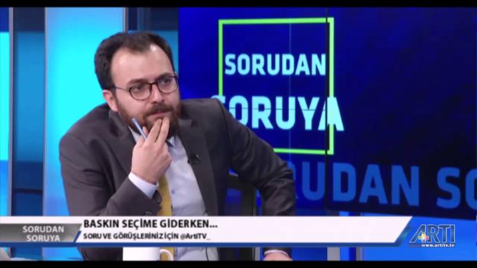 Sunucu Utku Zırığ ses tonu, bakışları ve beden dili yönünden çok çekici, yakışıklı değil ama dikkat çeken cazibesi var. Sizce?