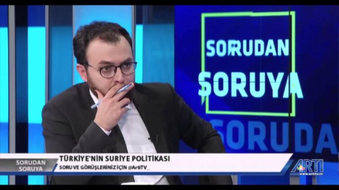 Sunucu Utku Zırığ ses tonu, bakışları ve beden dili yönünden çok çekici, yakışıklı değil ama dikkat çeken cazibesi var. Sizce?