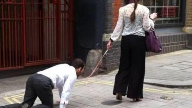 Bu köpek , köle felan olmak istiyen psiko manyaklar sizce ne ayak? Onları o hale ne getirdi?