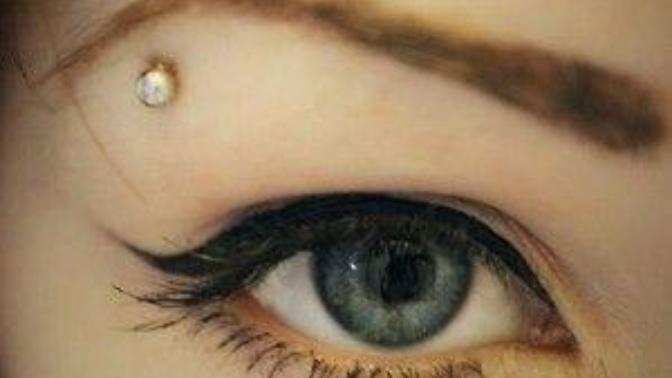 Kaş piercing’i mi, dudak piercing’i mi daha hoş?