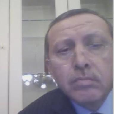 Ön kamera aniden açılınca nasıl görünüyorsunuz?