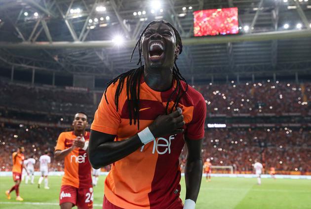 Galatasaray'ın ''sarı-kırmızı'' renklerinin tonu neden zaman içinde değişti? Sizce hangi versiyonu daha iyi?