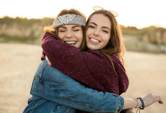 Beraber güldüğümüz insanlar mı daha samimi dost olurlar, yoksa beraber ağladıklarımız mı?
