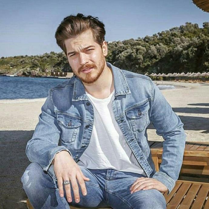 Ülkemizde ünlü yakışıklı, karizmatik erkek denince, genelde akla ilk Kıvanç Tatlıtuğ gelir, oysa en seksisi Çağatay Ulusoy. Sizce?