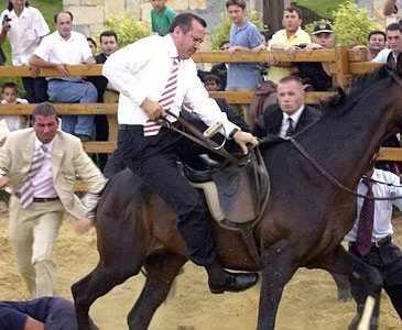 Dünyada Cumhurbaşkanımız Recep Tayyip Erdoğan kadar akıllı ve karizmatik başka bir Lider varmırmıdır?