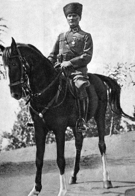 Dünyada Cumhurbaşkanımız Recep Tayyip Erdoğan kadar akıllı ve karizmatik başka bir Lider varmırmıdır?