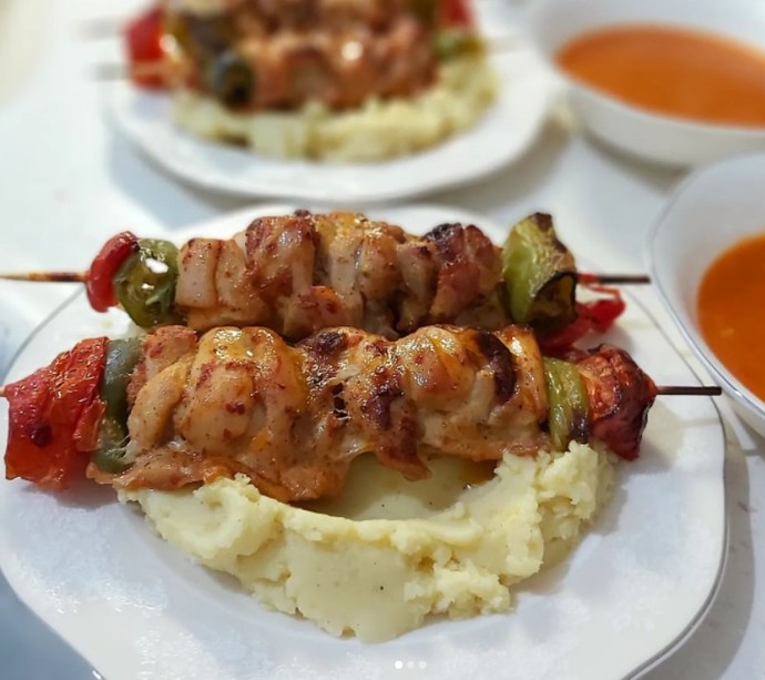 Tavuk şiş ve patates püresi