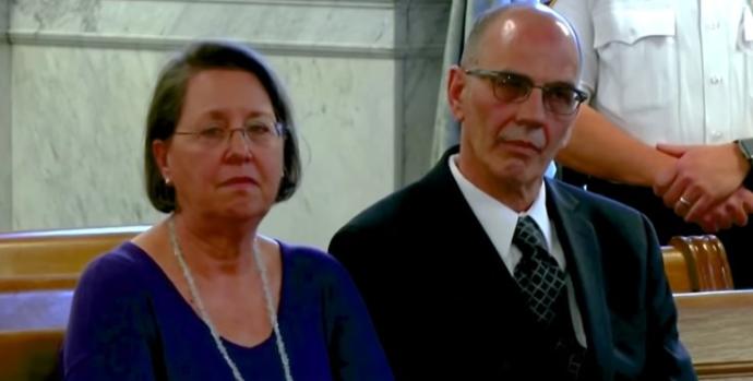 Anne ve baba, evden gitmesi için oğullarına dava açtı. Belli bir yaşa geldiğinde çocukların evden ayrılması gerekir mi?