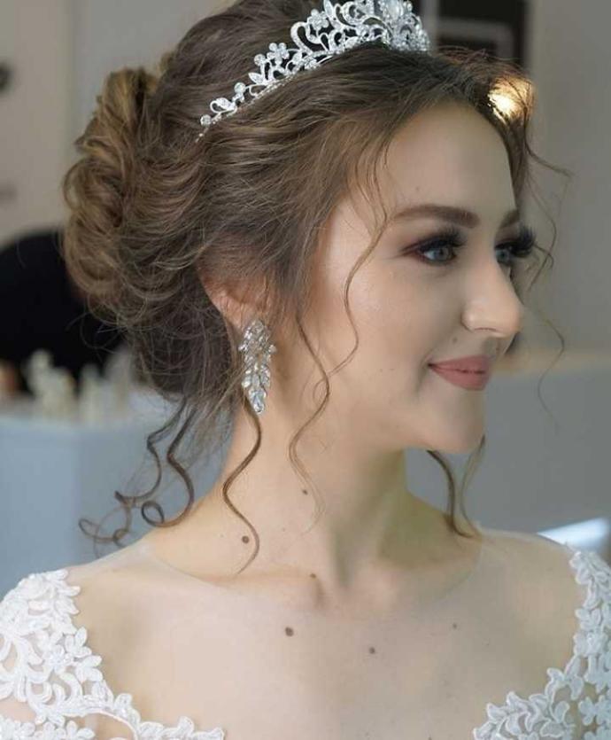Düğününde kırmızı ruj mu yoksa nude tonları mı? renkli gözlü birisi için hangisi sizce?
