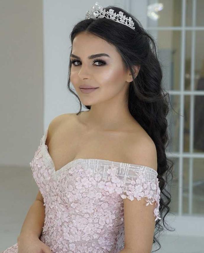 Düğününde kırmızı ruj mu yoksa nude tonları mı? renkli gözlü birisi için hangisi sizce?