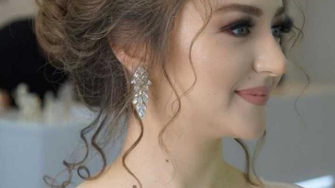Düğününde kırmızı ruj mu yoksa nude tonları mı? renkli gözlü birisi için hangisi sizce?