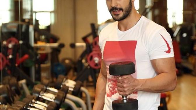 Meslektaşı Serkan Çayoğlu'na benzetilen aktör Tolga Mendi, sizce sert/maskülen mi yumuşak/feminen mi yoksa orta şeker mi?
