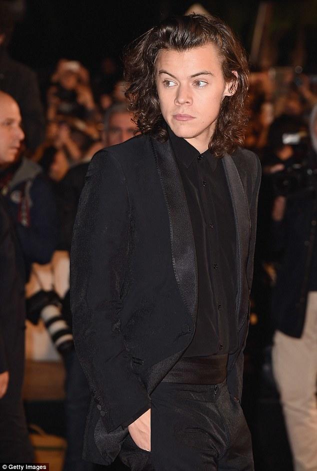 Harry Styles'ın fiziği çok maskülen değil mi sizce?